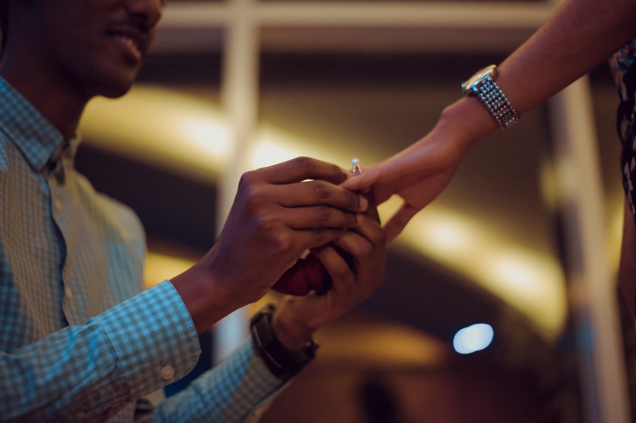 6 Ways to Secretly Find Her Ring Size
