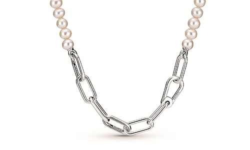 Pearl necklace with unique metal chain links