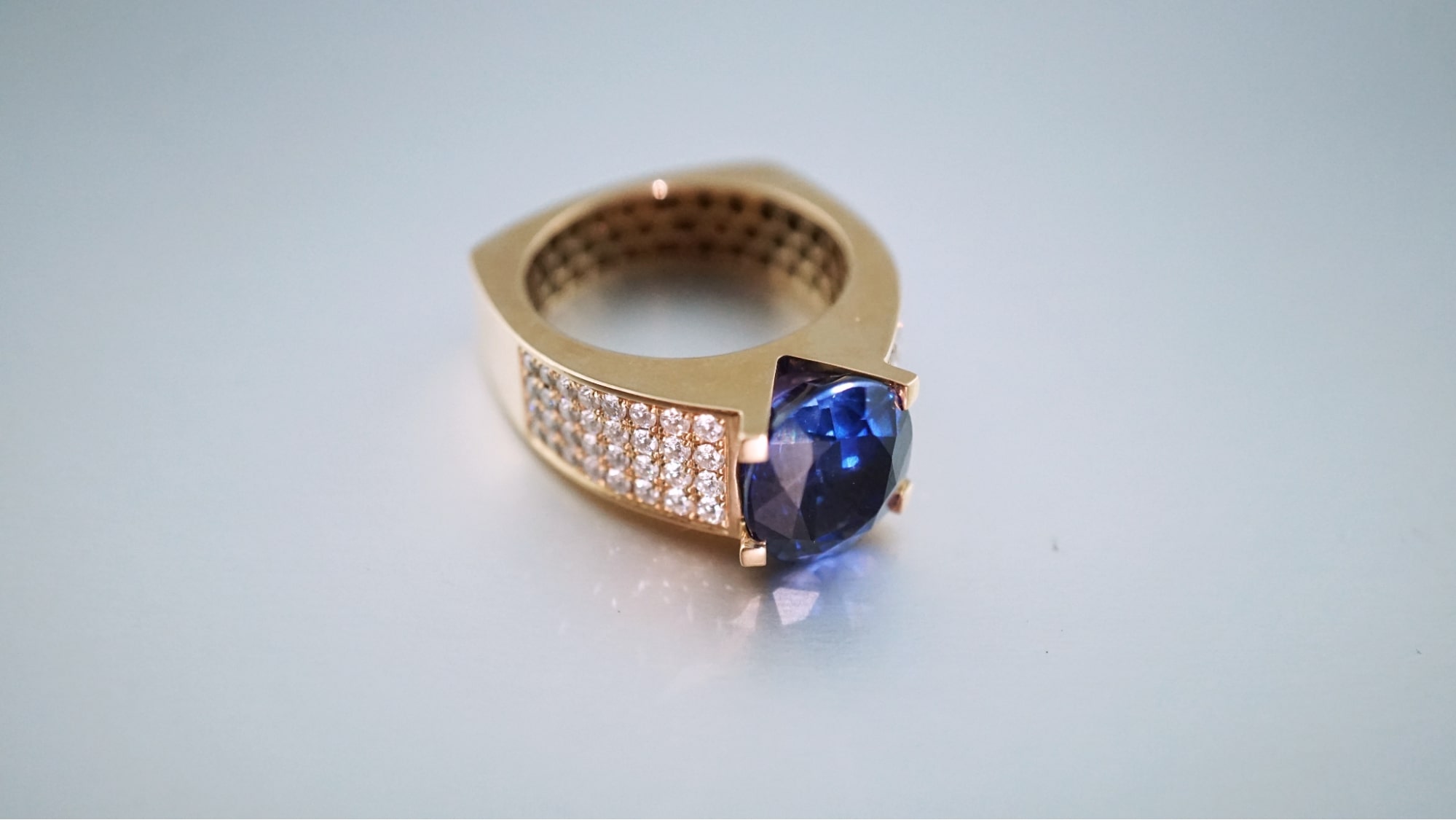 a gold, diamond, and sapphire fashion ring
