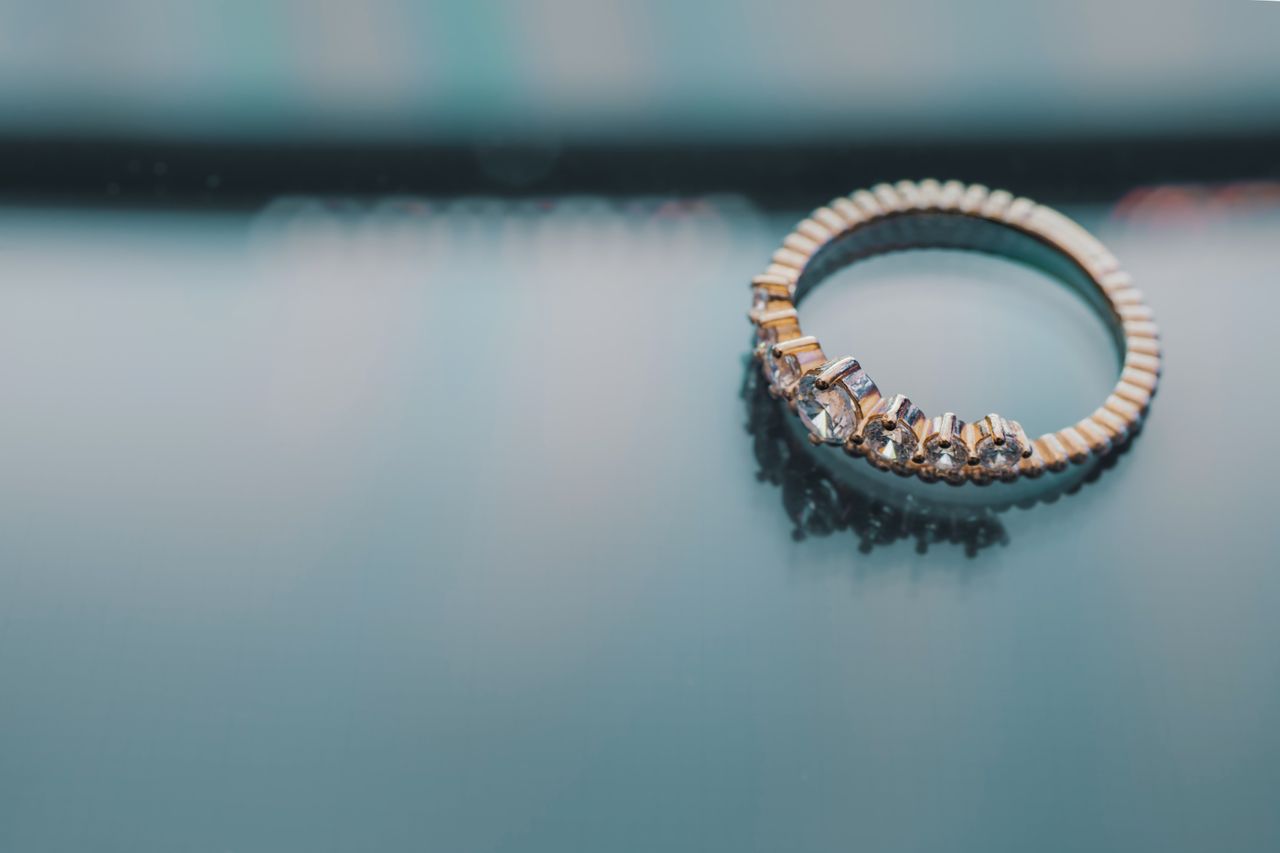 WHAT ARE ANNIVERSARY BANDS? WHAT ARE ANNIVERSARY BANDS?